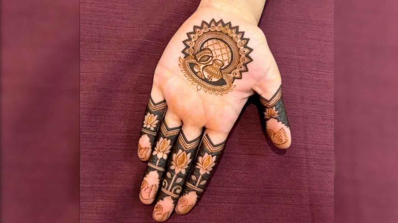 वर्किंग महिलाओं के लिए करवा चौथ पर सिंपल और स्टाइलिश मेहंदी डिजाइन