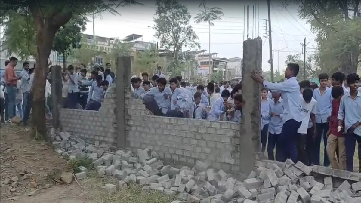 इंदौर रोड की कन्या शाला की जमीन पर कब्जे को लेकर विवाद और छात्राओं का विरोध