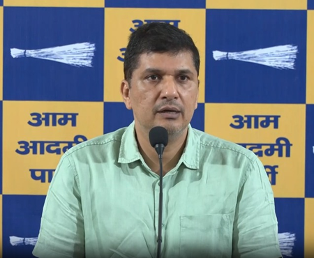 दिल्ली में इमारत हादसे पर आप का भाजपा पर हमला, सीएम पर सवाल