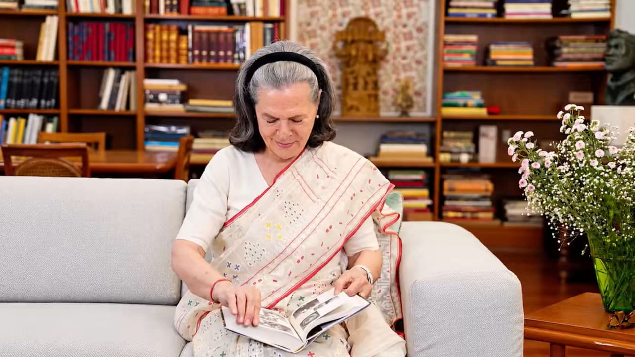 सोनिया गांधी ने अपनी कहानी खुद लिखने का किया फैसला, किताब 10 नवंबर को रिलीज