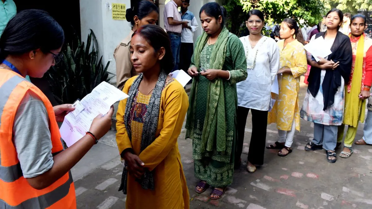 यूपी में UPSSSC PET परीक्षा शुरू, 60 शहरों में 1372 सेंटर, कड़ी निगरानी