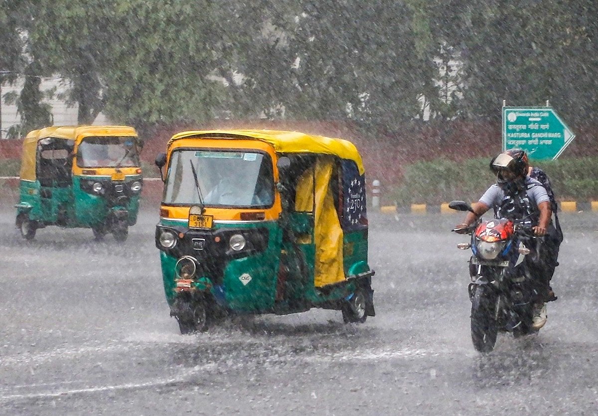 दिल्ली-NCR में मौसम बदला, कहीं बारिश तो कहीं बूंदाबांदी, येलो अलर्ट जारी