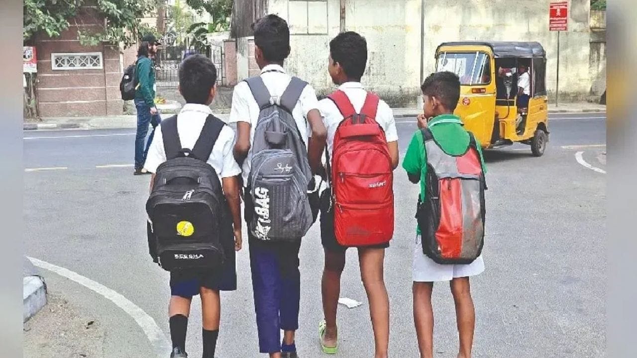 केरल में स्कूली बस्ते का वजन कम करने की योजना, मासिक सिलेबस पर किताबें छप सकती हैं