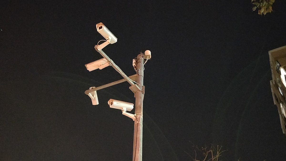 ग्रेटर नोएडा: सड़क पर कूड़ा फेंकते शख़्स को CCTV के स्पीकर से मिली चेतावनी