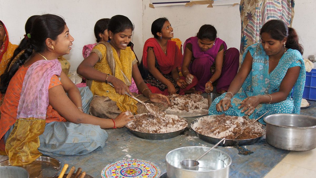 रागी चिप्स घर पर कैसे बनाएँ पतले और कुरकुरे: आटा गूँधने का तरीक़ा